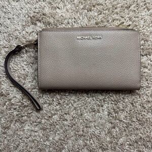 ✨ Michael Kors Leather Wristlet/Wallet – Taupe/Beige